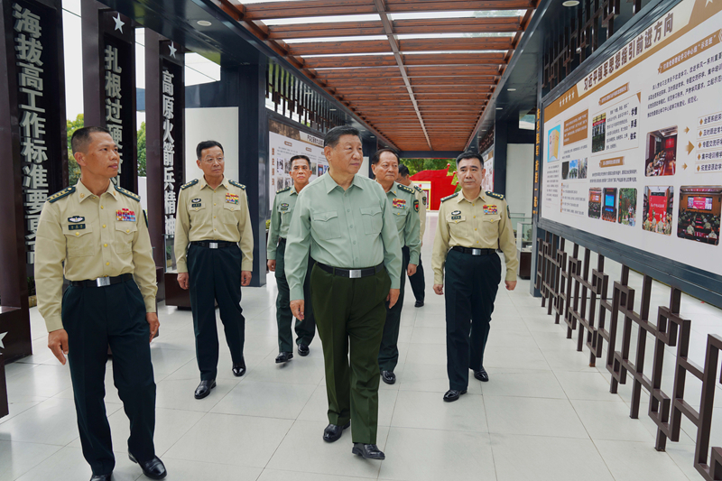 习近平在视察火箭军某旅时强调 坚持政治引领 强化使命担当 埋