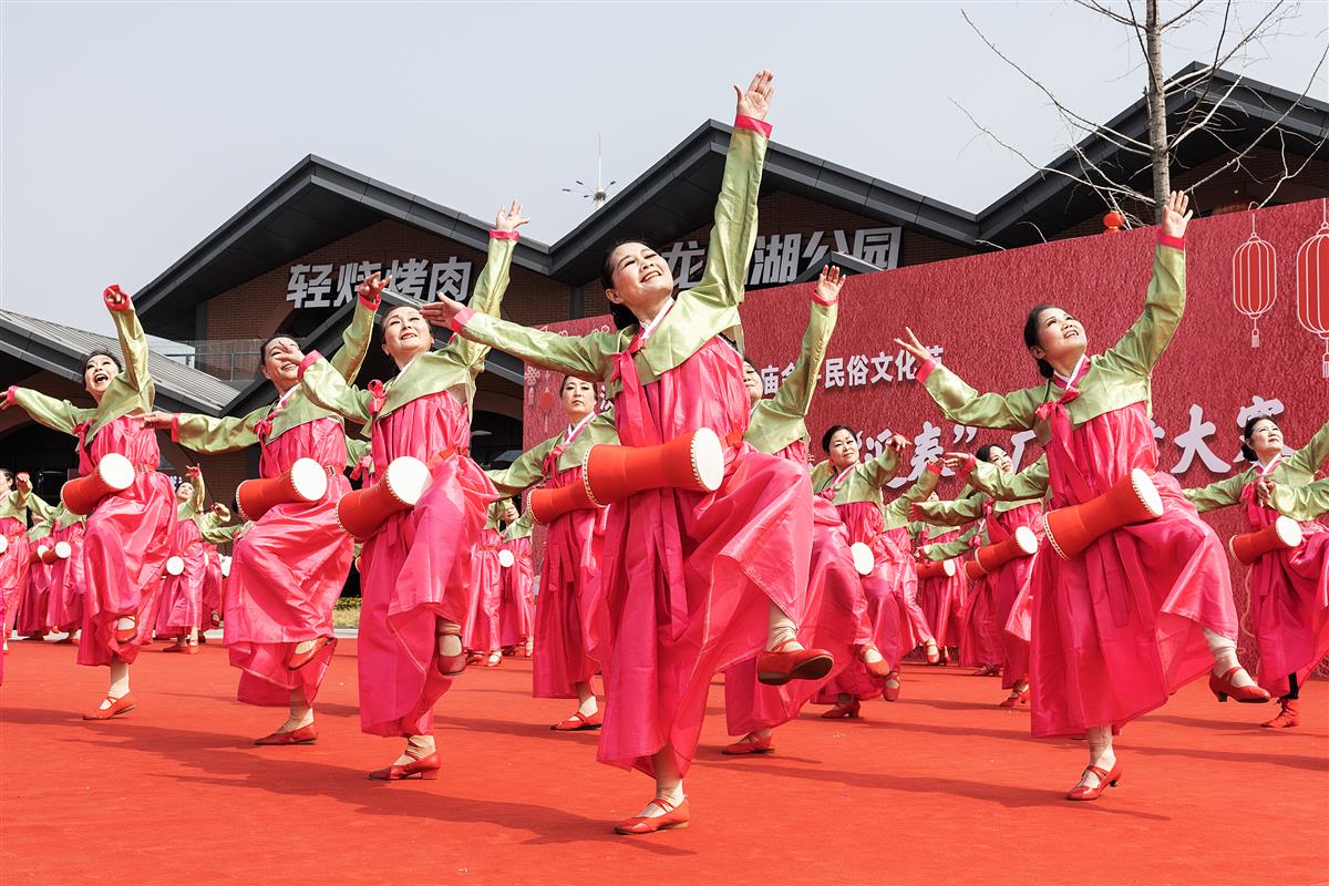千人广场舞大赛展巾帼风采
