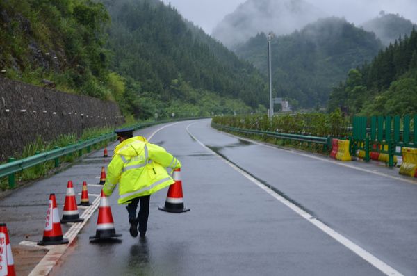 路政人员快速摆放反光锥.(郭伟 摄)
