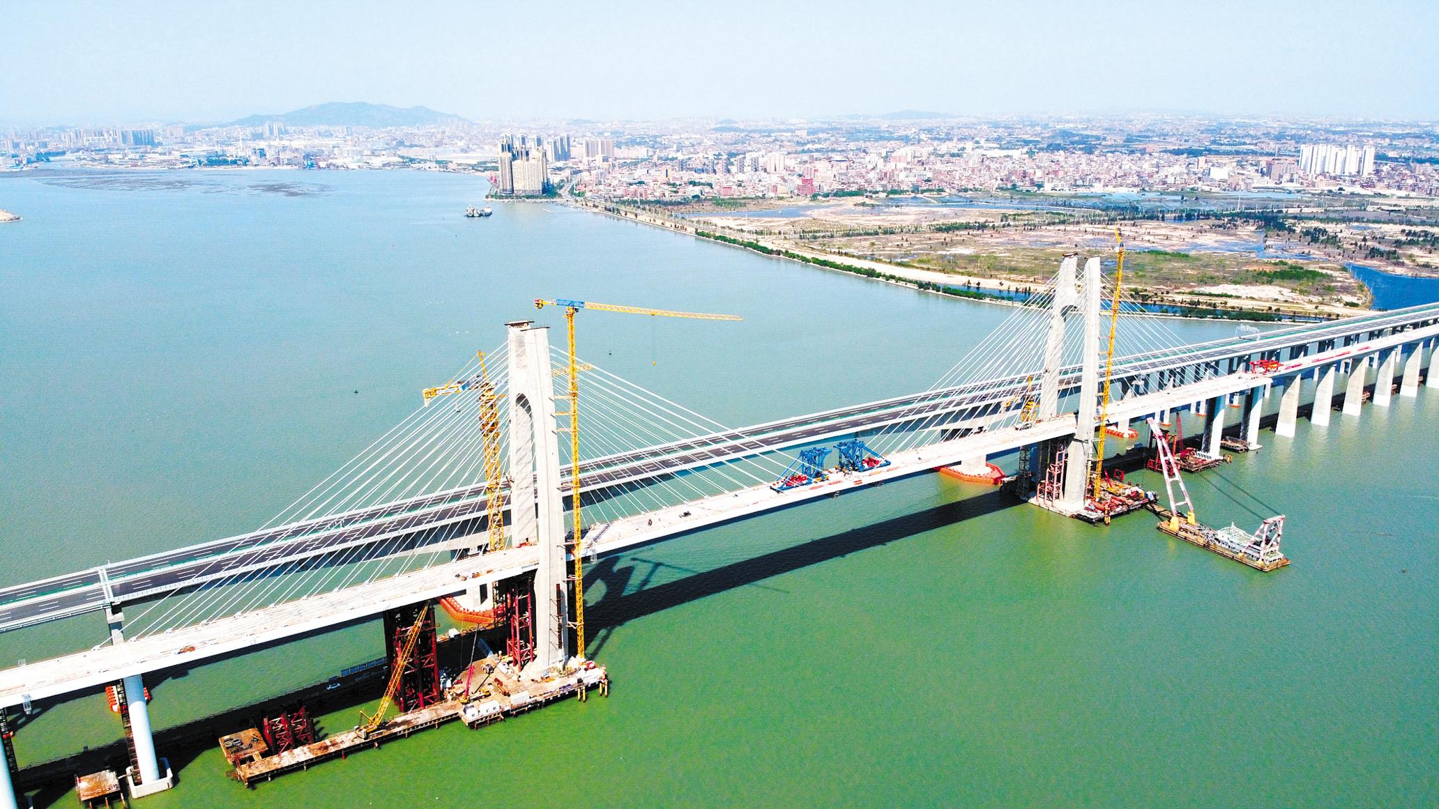 世界第一高的北盘江大桥，垂直高度达565米，横跨贵州和云南两省