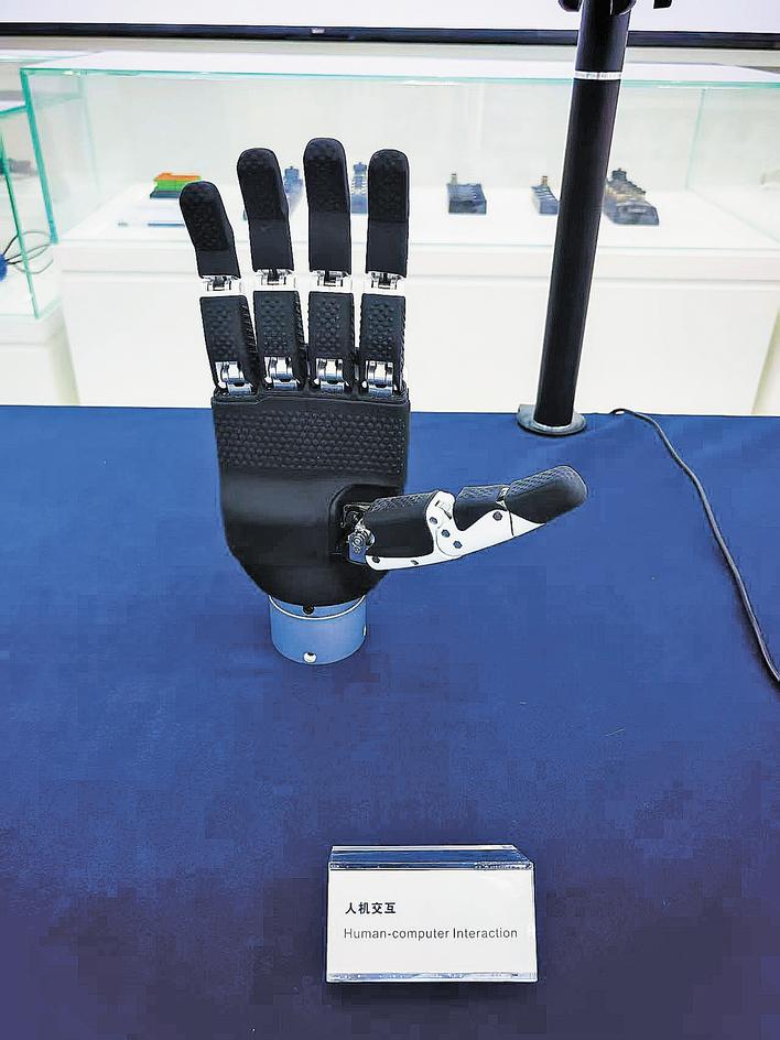 华科男给人形机器人造电子皮肤