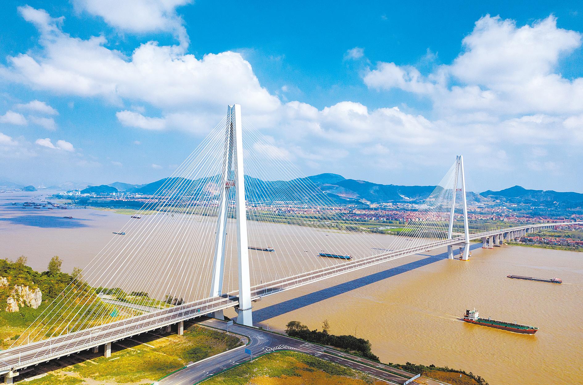 世界最大跨度结合梁斜拉桥——赤壁长江公路大桥正式通车运营-中国科普网